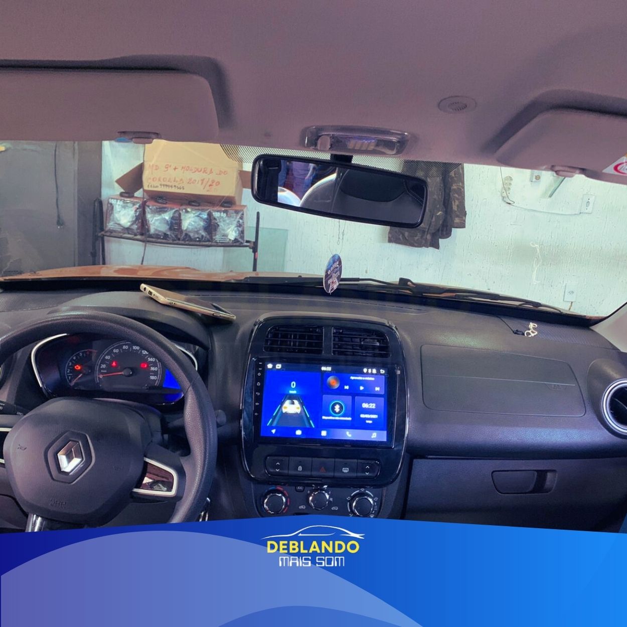 Imagem de carro com tela multimídia