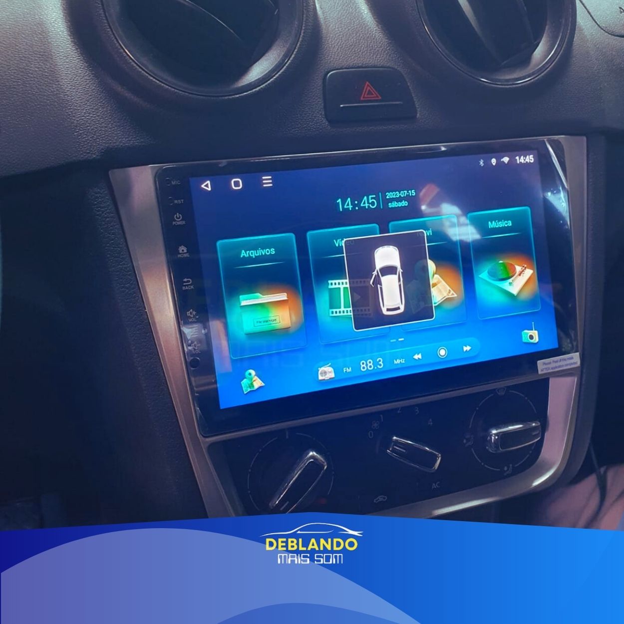 Imagem de carro com tela multimídia
