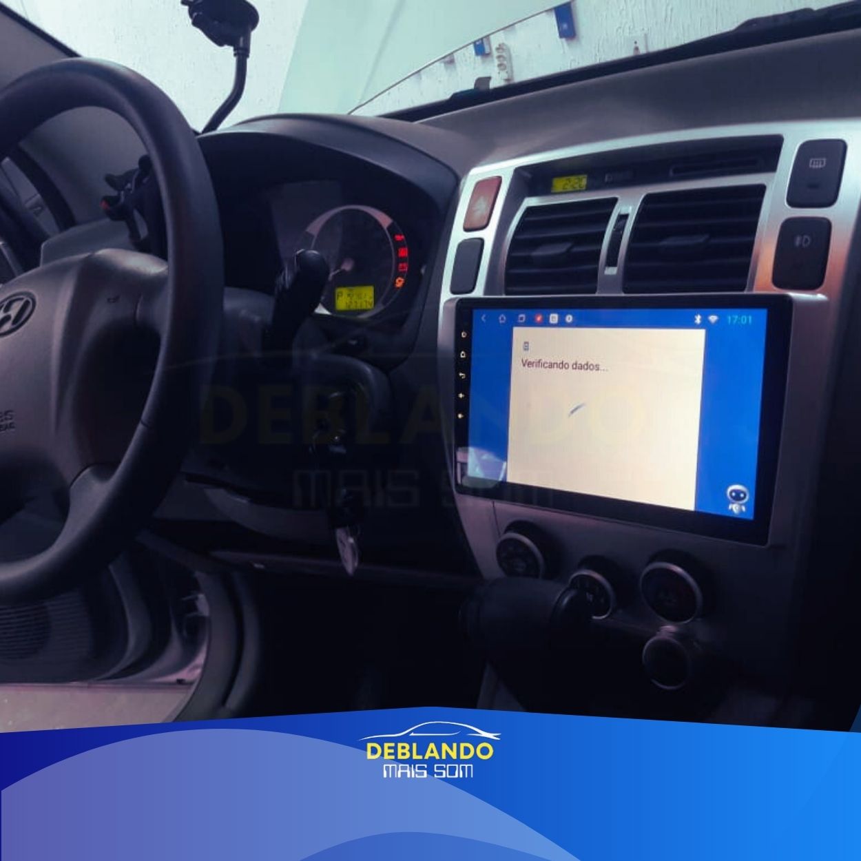 Imagem de carro com tela multimídia