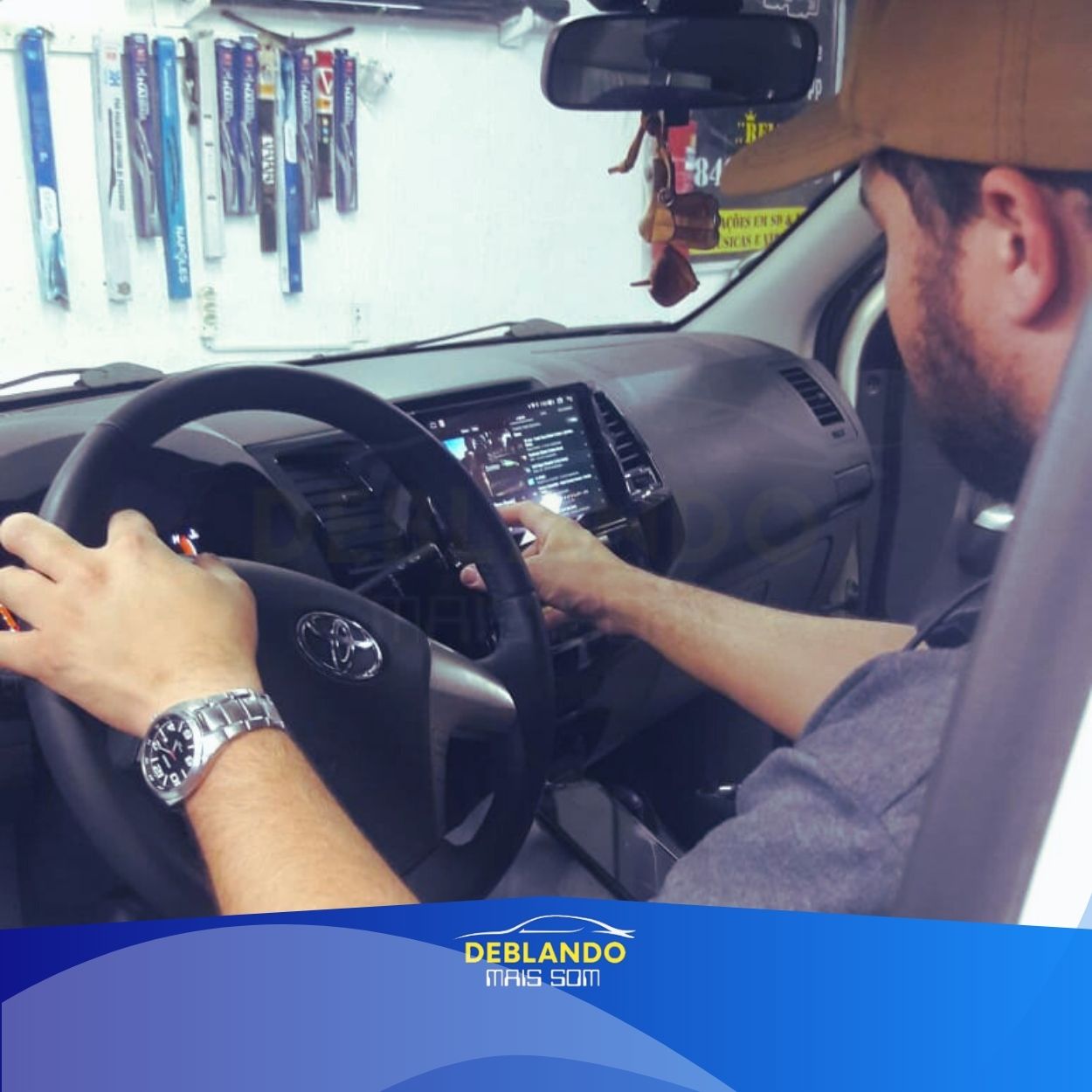 Imagem de carro com tela multimídia