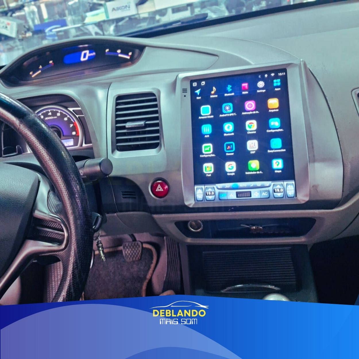 Imagem de carro com tela multimídia