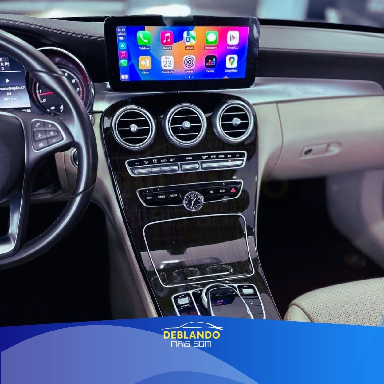 Imagem de carro com tela multimídia