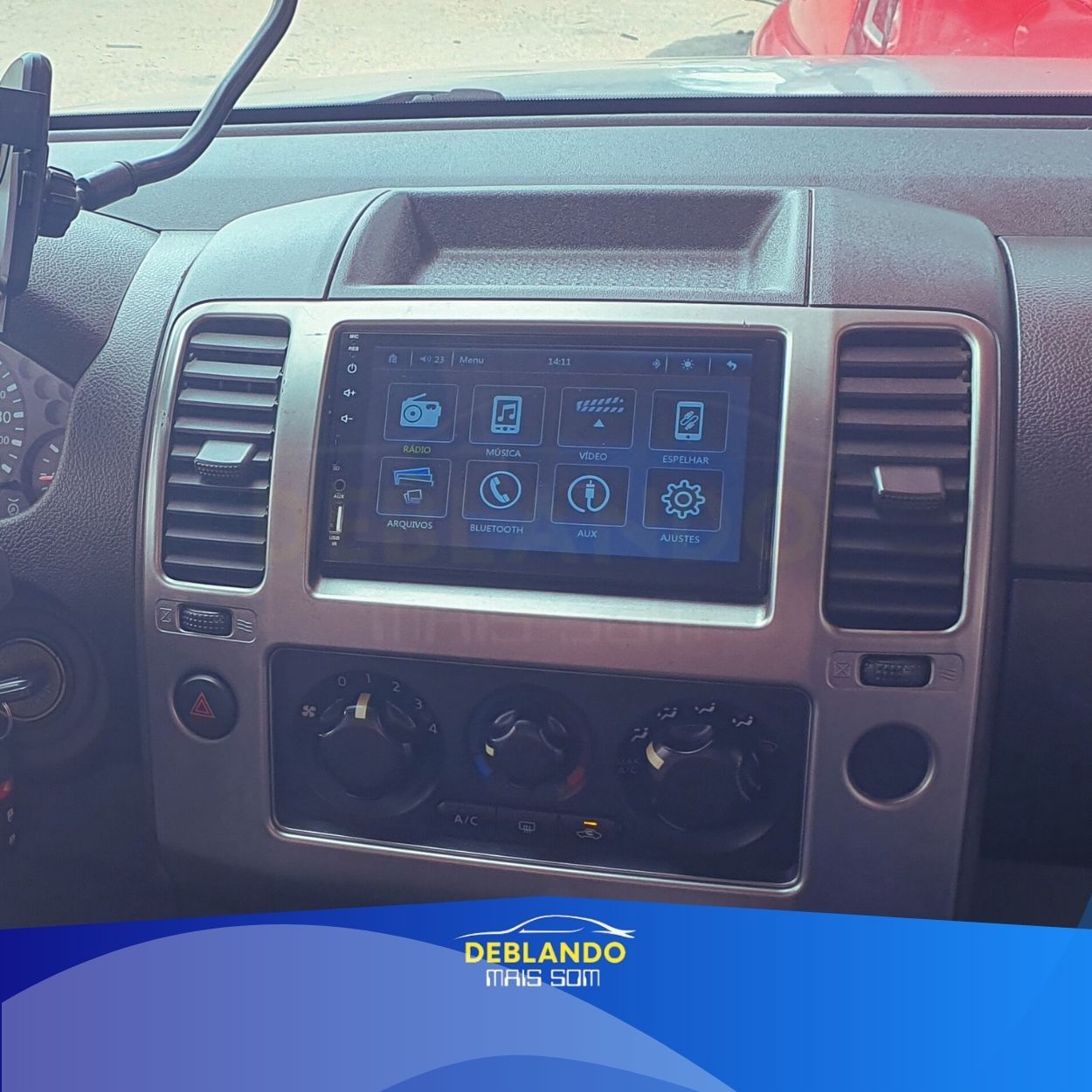 Imagem de carro com tela multimídia