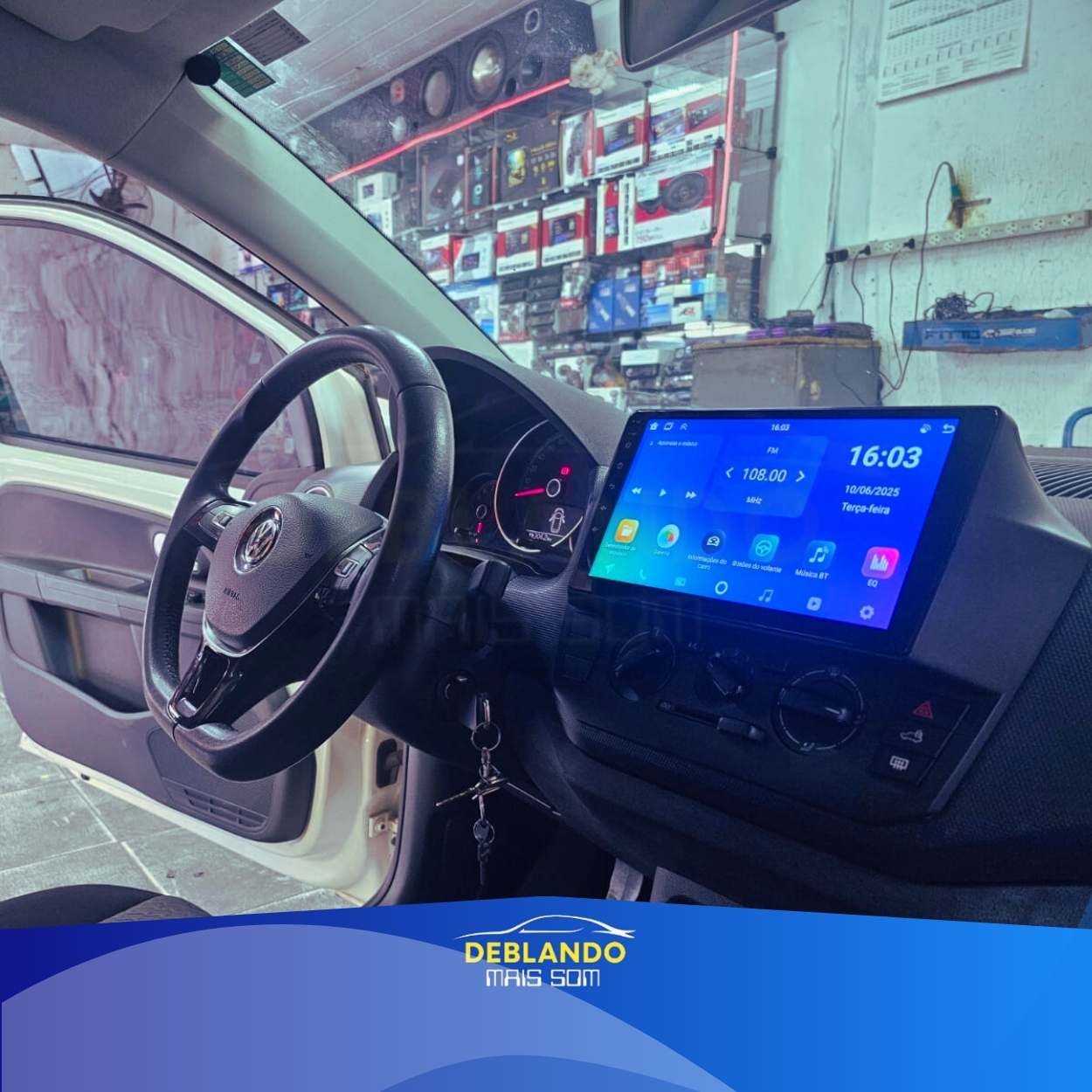 Imagem de carro com tela multimídia