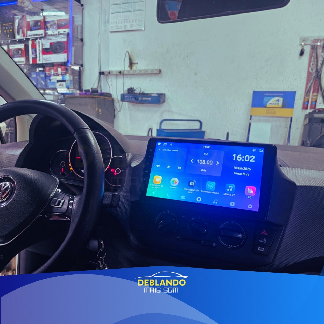 Imagem de carro com tela multimídia