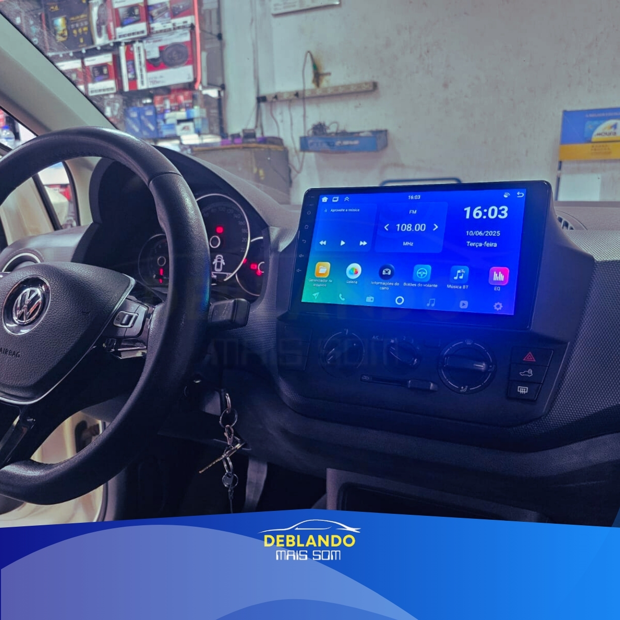 Imagem de carro com tela multimídia